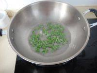 家常青豆炒虾仁做法图解9)