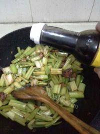 易做的郫县豆瓣香肠炒芹菜做法图解7)