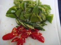 家常菜尖椒肥肠做法图解4)