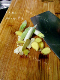 家常菜芹菜肉末做法图解2)