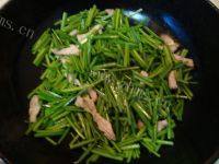 家常菜韭苔炒肉做法图解2)