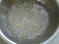 味道不错的黄豆芽炒粉条做法图解2)