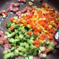 美味的咖哩炒饭做法图解4)