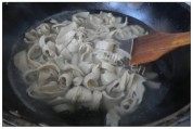 美味的孜然炒面筋做法图解2)