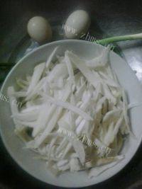 手撕杏鲍菇炒鸡蛋做法图解2)
