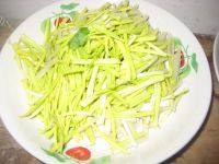 家常菜蒜黄炒肉做法图解3)