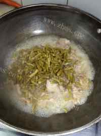 美味的肉片酸豇豆做法图解5)