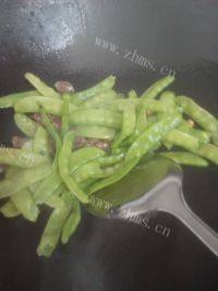 家常菜荷兰豆炒腊肠做法图解5)
