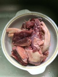 精制蛏干炖鸭做法图解3)