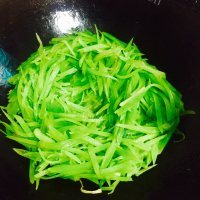 独特的莴笋炒肉丝做法图解5)