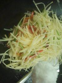 外婆做的酸辣土豆丝做法图解7)