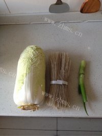 喷香的白菜炖粉条做法图解1)
