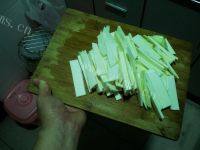 甘脆的茭白炒肉片做法图解3)