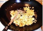 美味的菜脯蛋炒饭做法图解4)