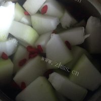美味的排骨冬瓜汤做法图解4)