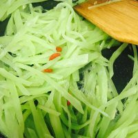 鲜美可口的清炒莴苣做法图解8)