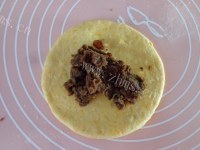 自制南瓜豆沙饼做法图解10)