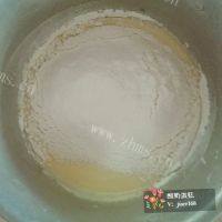 美味的酸奶蛋糕做法图解5)