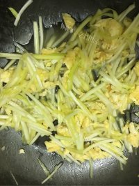 美味的韭黄炒蛋做法图解5)