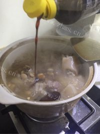自制砂锅猪尾做法图解5)