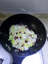 美味的腊肠炒饭做法图解4)