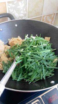 家常菜干豆腐炒韭菜做法图解4)