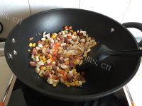 自制蘑菇香肠炒饭做法图解4)