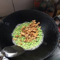 家常菜萝卜干炒毛豆做法图解3)