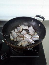 「美味可口」红烧带鱼做法图解3)