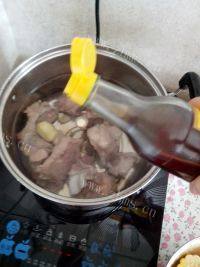 自制排骨玉米汤做法图解4)
