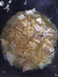 开胃的五花肉炒酸菜做法图解7)