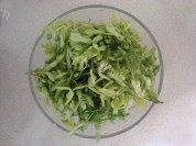 美味的夜兰花肉片汤做法图解2)