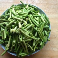 回味无穷的蒜苔炒肉丝做法图解1)