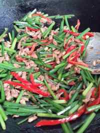 家常菜韭菜花炒肉丝