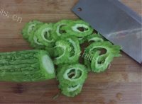 别具风味的金沙苦瓜做法图解2)