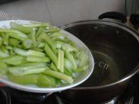 鱿鱼炒芹菜做法图解2)