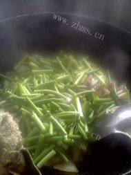蒜苔炒肉做法图解6)