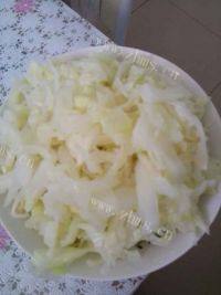 色味俱全的凉拌甘蓝做法图解4)
