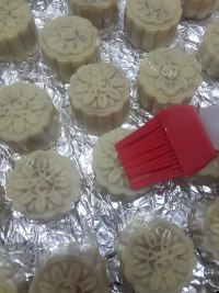 自制广式蛋黄莲蓉月饼做法图解15)