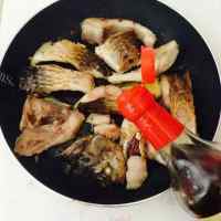 鲜嫩胡椒豆腐鲤鱼汤做法图解6)
