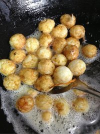 美味的糖醋鹌鹑蛋做法图解4)