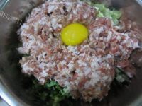 特下饭的芹菜猪肉饺子做法图解7)