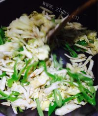 口感丰富的茭白炒鸡蛋做法图解4)