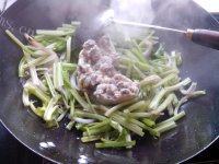 口感好的芹菜炒肉丝做法图解9)