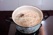 美味的海鲜竹笋汤做法图解3)