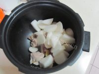美味的白萝卜排骨汤做法图解3)