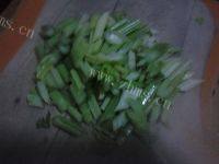 家常菜芹菜炒香干做法图解2)