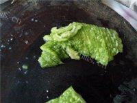 简单的鸡蛋炒苦瓜做法图解2)