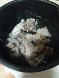 家常菜大骨头炖酸菜做法图解2)