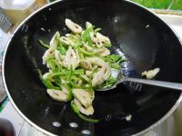 美味的青椒炒面筋做法图解8)